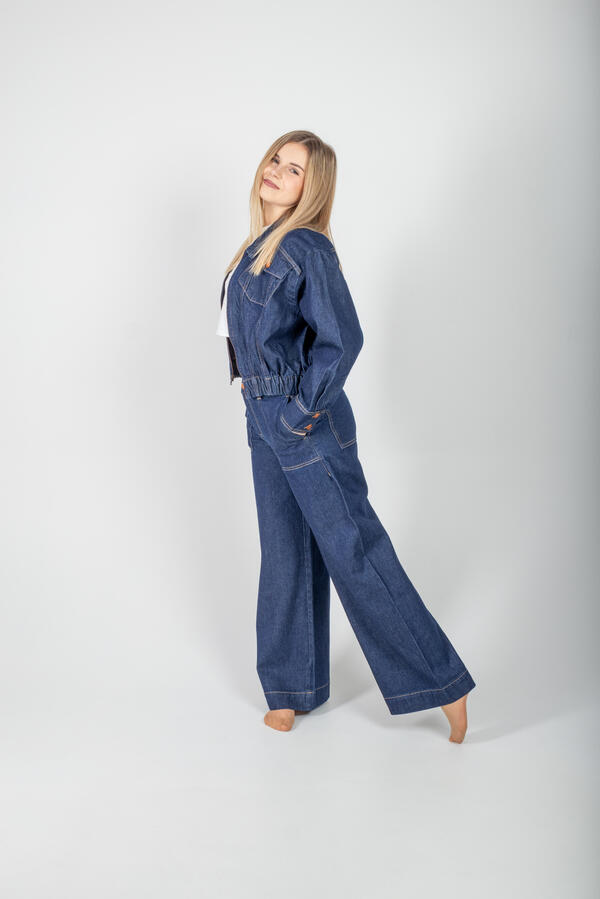 Portret Studio jeans Zdjęcie portretowe wykonane w studio na którym dziewczyna ubrana w jeansową kurtkę oraz jeansowe spodnie pozuje na stojąco