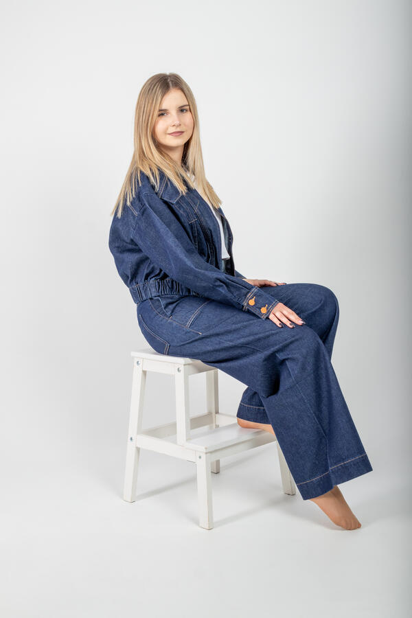 Portret Studio jeans Zdjęcie portretowe wykonane w studio na którym dziewczyna ubrana w jeansową kurtkę oraz jeansowe spodnie pozuje na krześle
