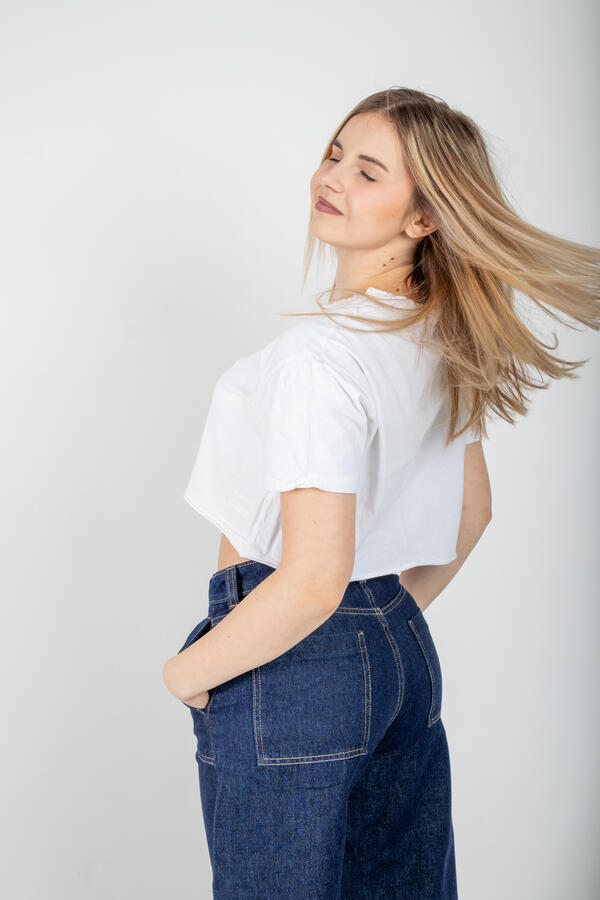 Portret Studio jeans Zdjęcie portretowe wykonane w studio na którym dziewczyna ubrana w biały T-shirt oraz jeansowe spodnie pozuje na stojąco