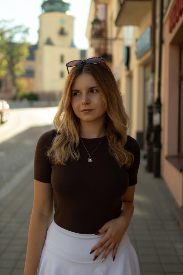 Zdjęcia portretowe Kielce Zbliżenie na kobietę podczas profesjonalnej sesji zdjęciowej w Kielcach.